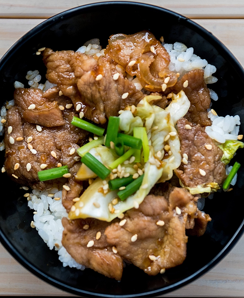 Donburi (丼物) Yakiniku Don (焼肉丼) – Bol de riz japonais garni de bœuf grillé façon BBQ, spécialité savoureuse