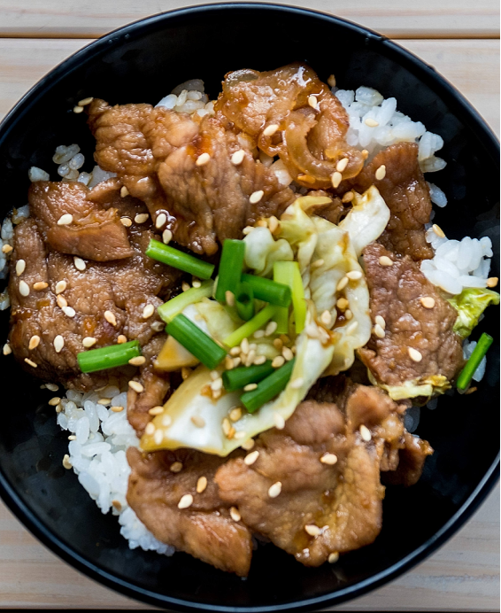 Donburi (丼物) Yakiniku Don (焼肉丼) – Bol de riz japonais garni de bœuf grillé façon BBQ, spécialité savoureuse