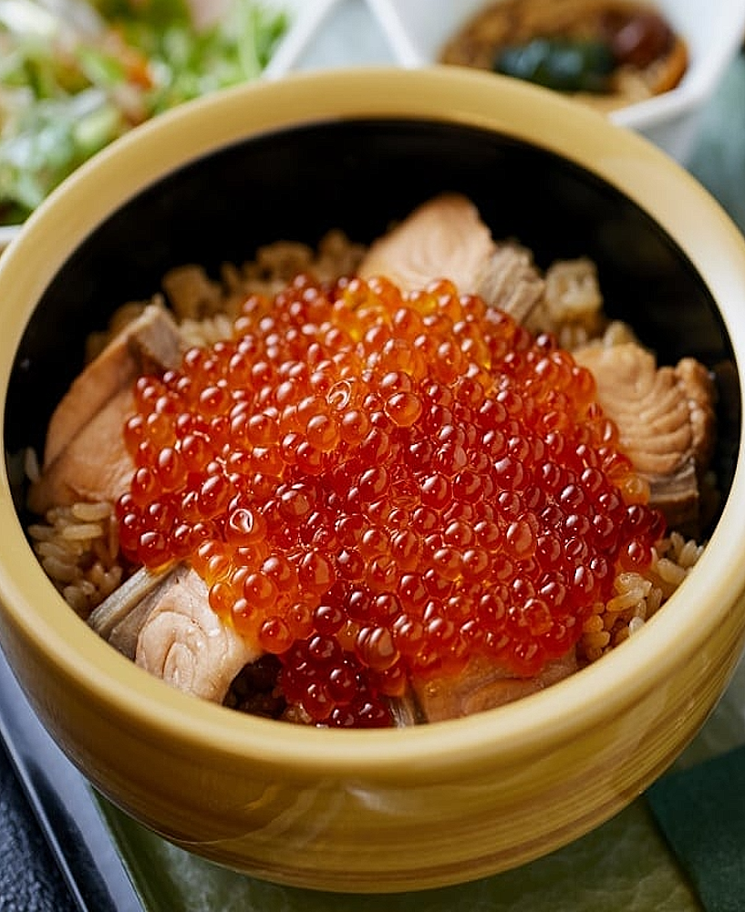 Donburi (丼物) Harako Meshi (ハラコ飯) – Riz japonais aux œufs de saumon, spécialité traditionnelle du Tohoku