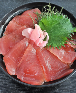 Donburi (丼物) Tekka Don (鉄火丼) – Riz japonais garni de thon rouge cru, une spécialité raffinée et traditionnelle.