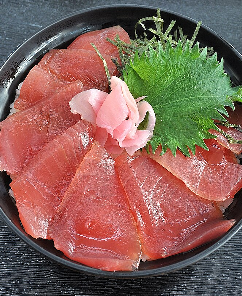 Donburi (丼物) Tekka Don (鉄火丼) – Riz japonais garni de thon rouge cru, une spécialité raffinée et traditionnelle.