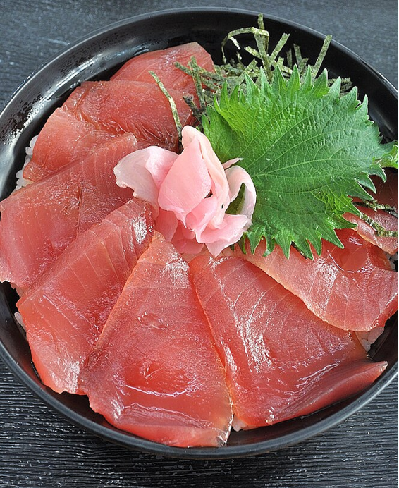 Donburi (丼物) Tekka Don (鉄火丼) – Riz japonais garni de thon rouge cru, une spécialité raffinée et traditionnelle.
