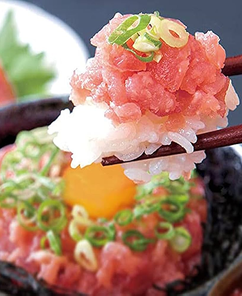 Donburi (丼物) Negitoro Don (ネギトロ丼) – Riz japonais garni de thon gras haché et d’oignons verts, spécialité fondante.