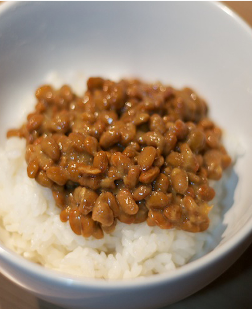 Donburi (丼物)Natto Don (納豆丼) – Bol de riz japonais garni de natto (grains de soja fermentés)