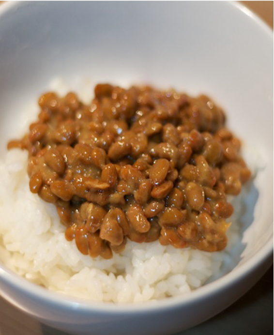Donburi (丼物)Natto Don (納豆丼) – Bol de riz japonais garni de natto (grains de soja fermentés)