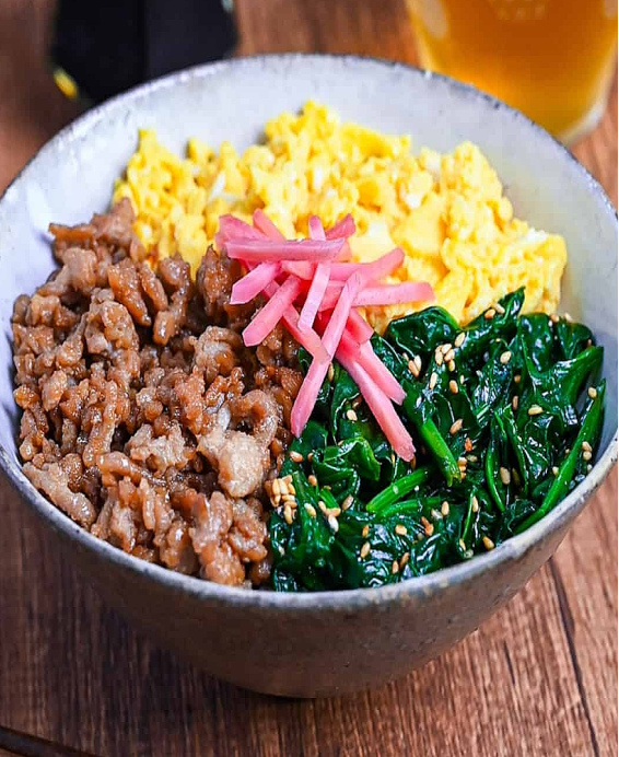 Donburi (丼物)Sanshoku Don (三色丼) – « Donburi trois couleurs »