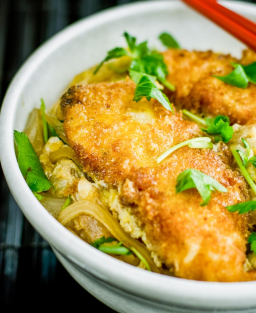 Donburi (丼物)Torikatsu Don (鶏カツ丼) – Variante du célèbre katsudon, utilisant une escalope de poulet panée.