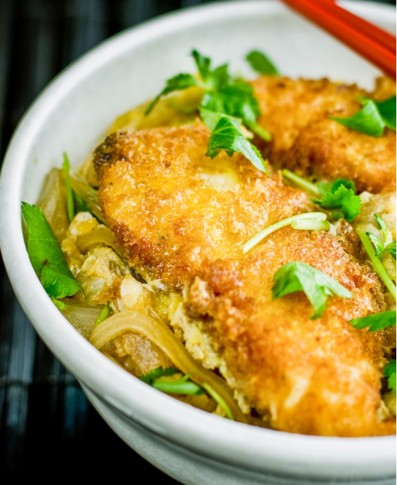 Donburi (丼物)Torikatsu Don (鶏カツ丼) – Variante du célèbre katsudon, utilisant une escalope de poulet panée.