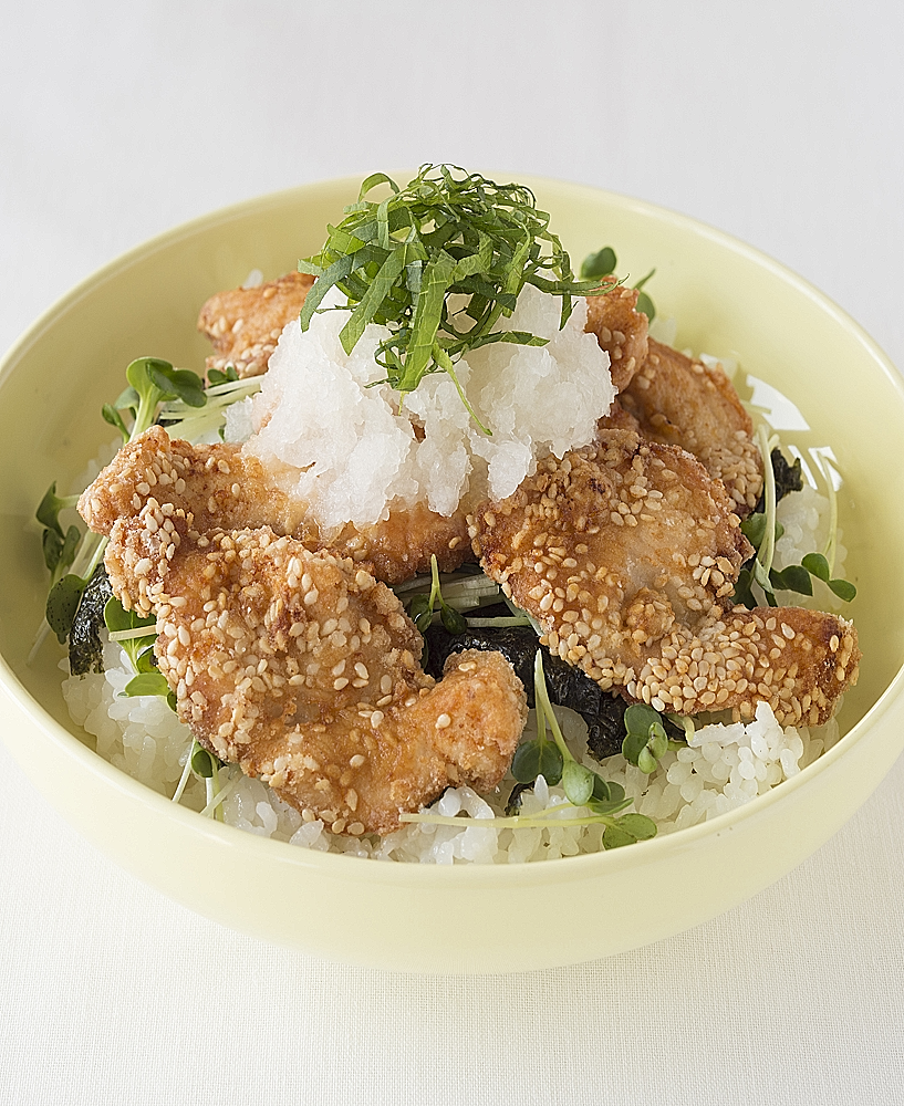 Tatsuta Don (竜田丼) – Bol de riz garni de poulet frit mariné à la sauce soja et au gingembre