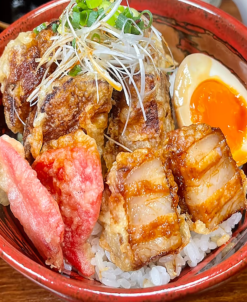 Donburi (丼物)Buta Kakuni Don (豚角煮丼) – Donburi au porc mijoté façon kakuni