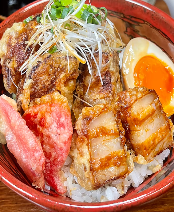 Donburi (丼物)Buta Kakuni Don (豚角煮丼) – Donburi au porc mijoté façon kakuni