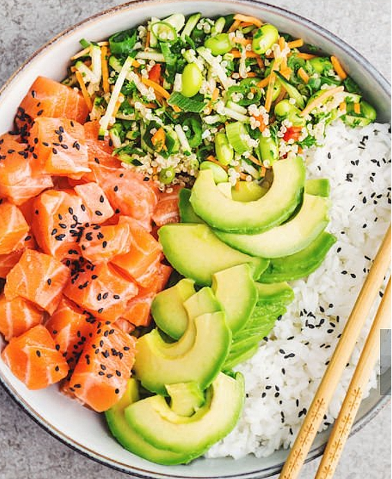 Donburi (丼物) Avocado Tuna Don & Salmon Avocado Don – bol de riz au poisson cru et avocat, recette fusion moderne.