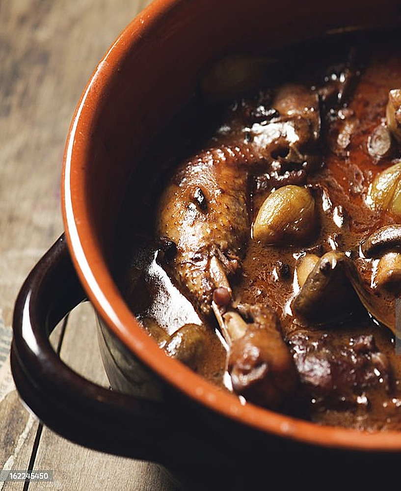 Recette traditionnelle du Coq au Vin, excellence culinaire de Bourgogne mijotée au vin rouge et bouquet garni