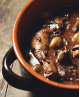 Recette traditionnelle du Coq au Vin, excellence culinaire de Bourgogne mijotée au vin rouge et bouquet garni