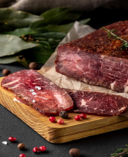 Recette traditionnelle de bœuf salé et séché des bêtes rouges flamandes occidentales, charcuterie affinée artisanale