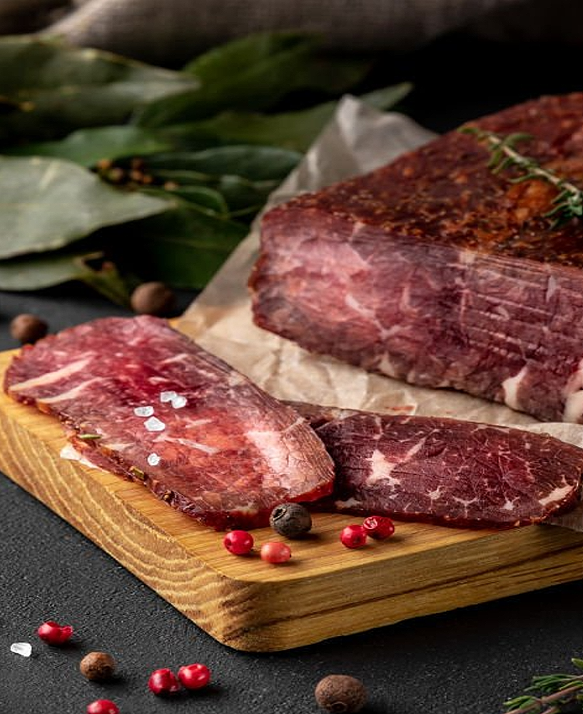 Recette traditionnelle de bœuf salé et séché des bêtes rouges flamandes occidentales, charcuterie affinée artisanale