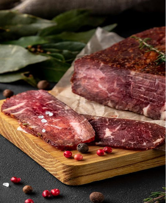 Recette traditionnelle de bœuf salé et séché des bêtes rouges flamandes occidentales, charcuterie affinée artisanale