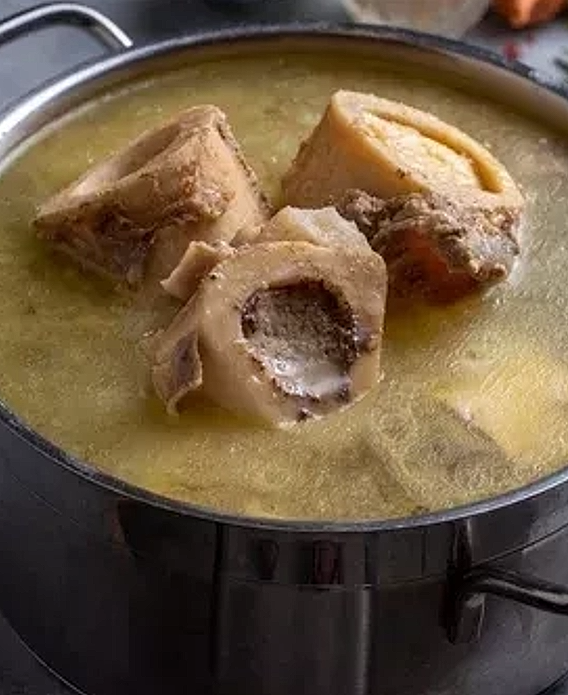 Bulion Tonkotsu (豚骨スープ – Tonkotsu Sūpu)
