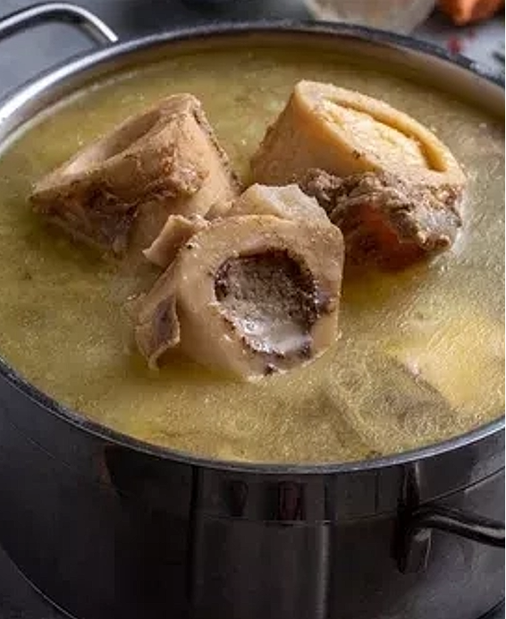 Bulion Tonkotsu (豚骨スープ – Tonkotsu Sūpu)