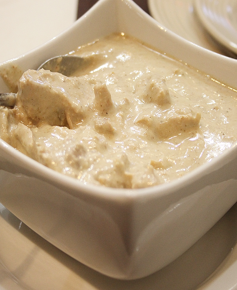 Recette Poulet géorgien aux noix (Satsivi / საცივი) – plat traditionnel de Géorgie, sauce crémeuse aux noix et épices