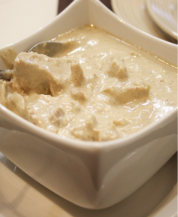 Recette Poulet géorgien aux noix (Satsivi / საცივი) – plat traditionnel de Géorgie, sauce crémeuse aux noix et épices