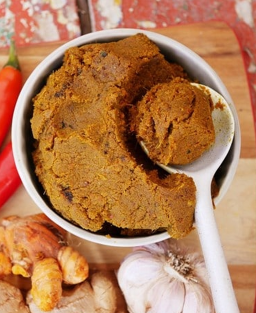 Recette Bumbu : pâte d’épices indonésienne traditionnelle utilisée comme base aromatique dans la cuisine de l’archipel