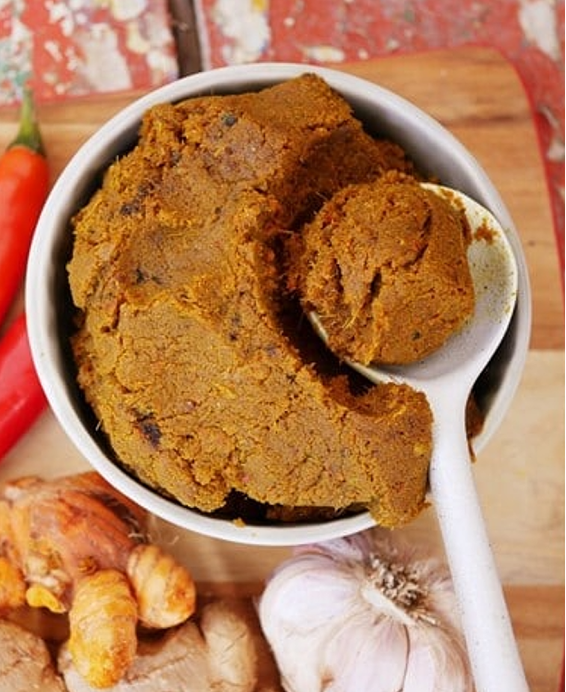 Recette Bumbu : pâte d’épices indonésienne traditionnelle utilisée comme base aromatique dans la cuisine de l’archipel