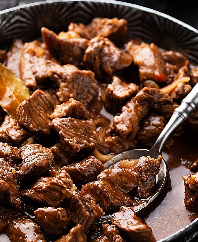 Recette de la Gardiane de Taureau d’Orange – Plat provençal mijoté au vin rouge