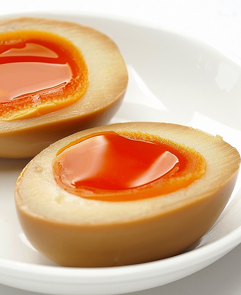 Ajitsuke Tamago (味付玉子), aussi appelé Nitamago (煮玉子) ou Ajitama (味玉), l'œuf mariné des ramen