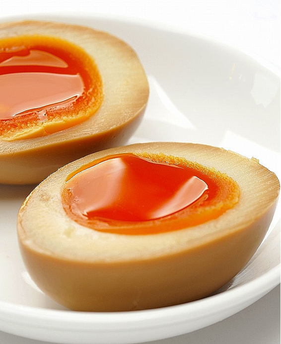 Ajitsuke Tamago (味付玉子), aussi appelé Nitamago (煮玉子) ou Ajitama (味玉), l'œuf mariné des ramen