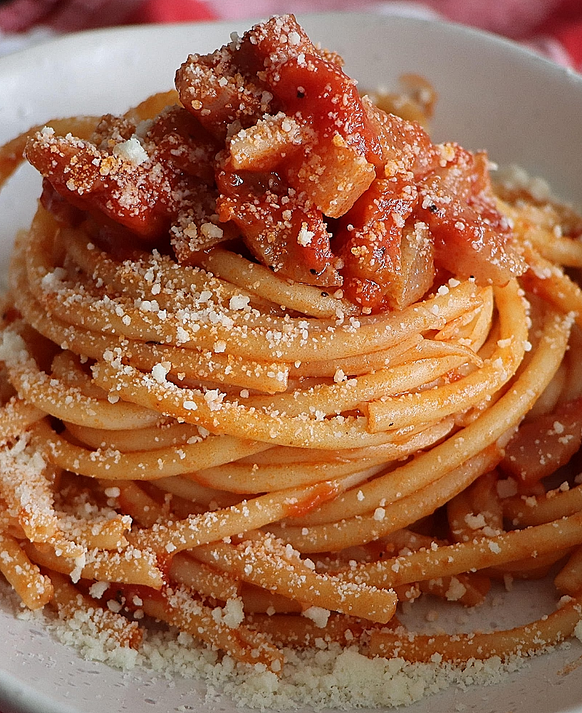 Spaghetti all'Amatriciana Tomate, guanciale et Pecorino — le trio sacré