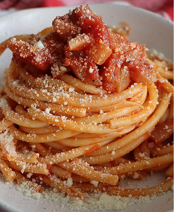 Spaghetti all'Amatriciana Tomate, guanciale et Pecorino — le trio sacré