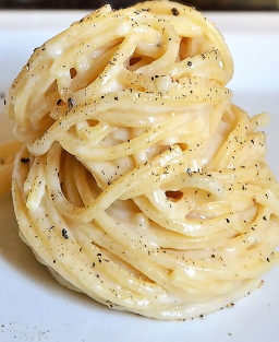 Spaghetti Cacio e Pepe Deux ingrédients, une technique, une légende