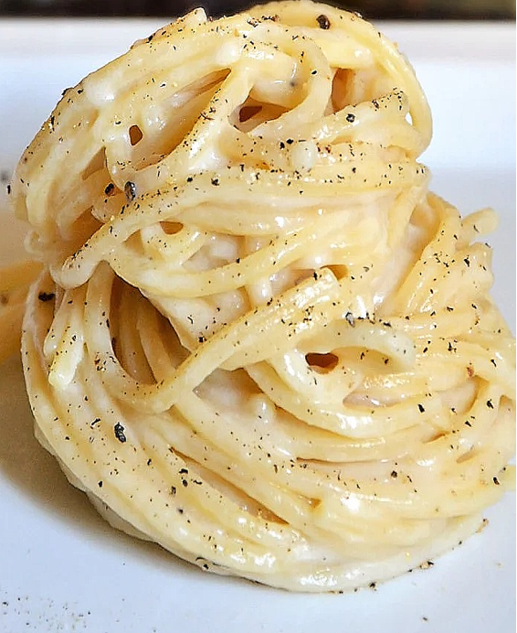 Spaghetti Cacio e Pepe Deux ingrédients, une technique, une légende