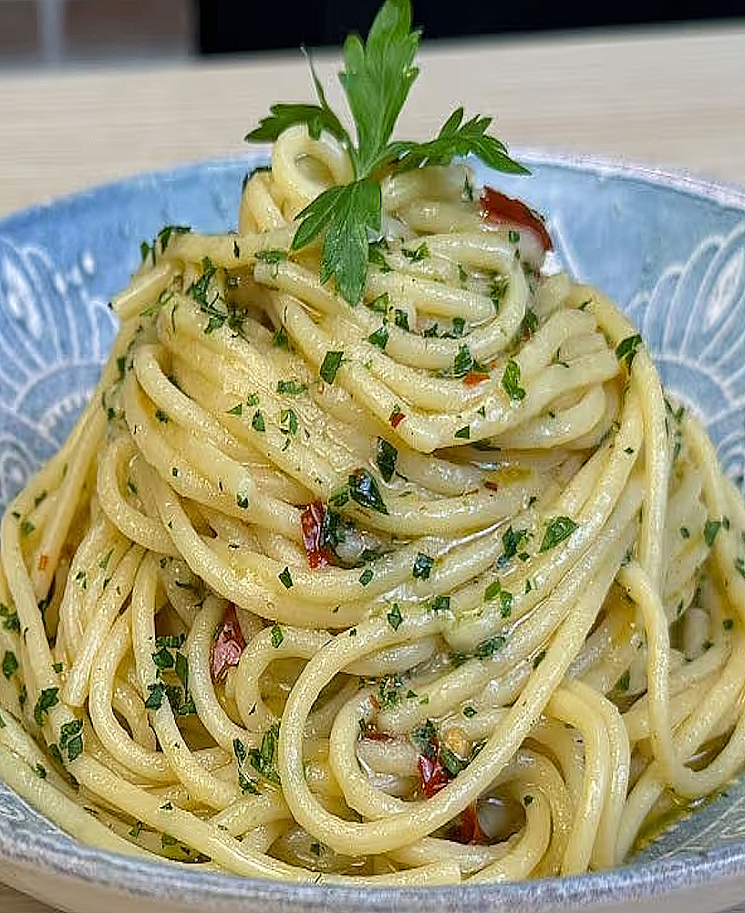 Spaghetti Aglio, Olio e Peperoncino L'ail doré, l'huile d'or et le piment ardent