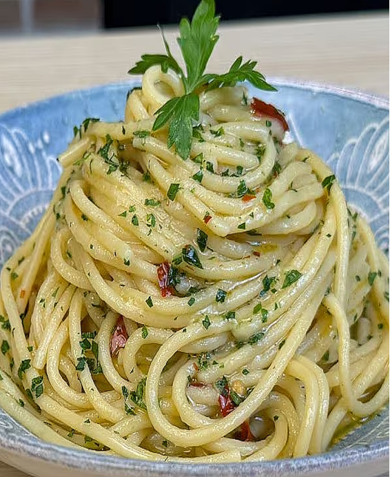 Spaghetti Aglio, Olio e Peperoncino L'ail doré, l'huile d'or et le piment ardent