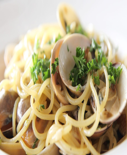Spaghetti alle Vongole Palourdes, vin blanc et parfum d'Adriatique