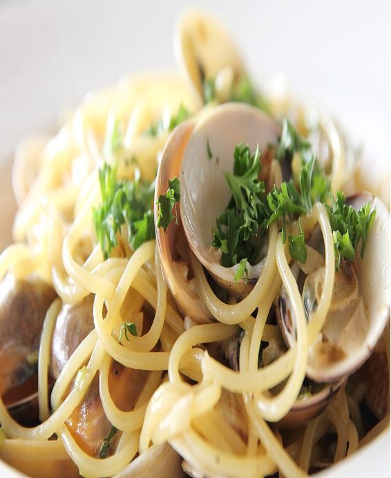 Spaghetti alle Vongole Palourdes, vin blanc et parfum d'Adriatique
