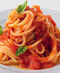 Spaghetti al Pomodoro Fresco La tomate crue, le basilic et l'huile d'olive — été pur