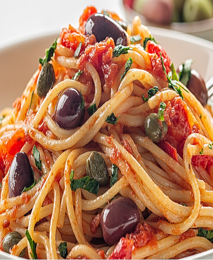 Spaghetti alla Puttanesca Olives, câpres, anchois — une sauce sans compromis