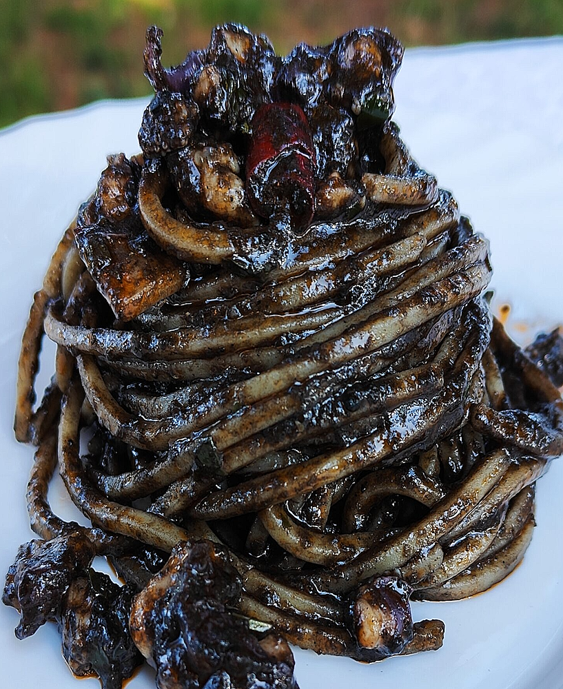 Spaghetti al Nero di Seppia Encre de seiche, profondeur marine et mystère lacustre