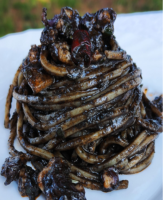 Spaghetti al Nero di Seppia Encre de seiche, profondeur marine et mystère lacustre