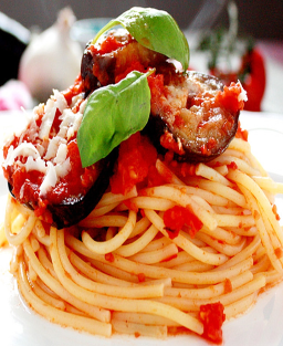 Spaghetti alla Norma Aubergine frite, tomate et ricotta salée — Catane en assiette