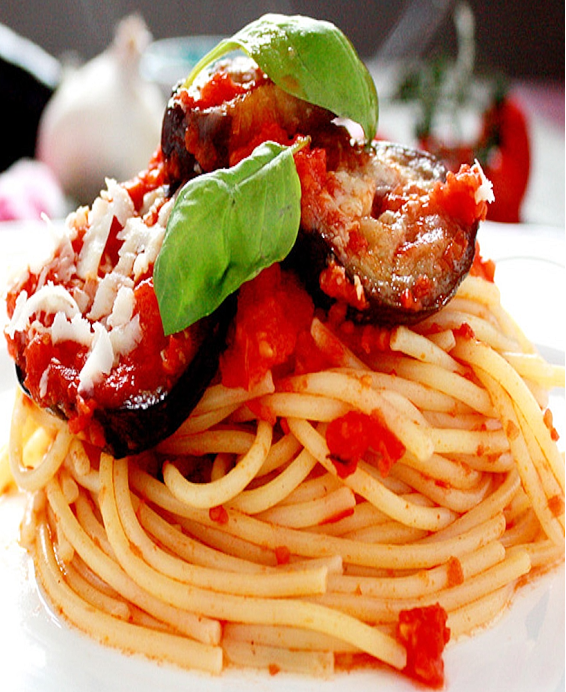 Spaghetti alla Norma Aubergine frite, tomate et ricotta salée — Catane en assiette