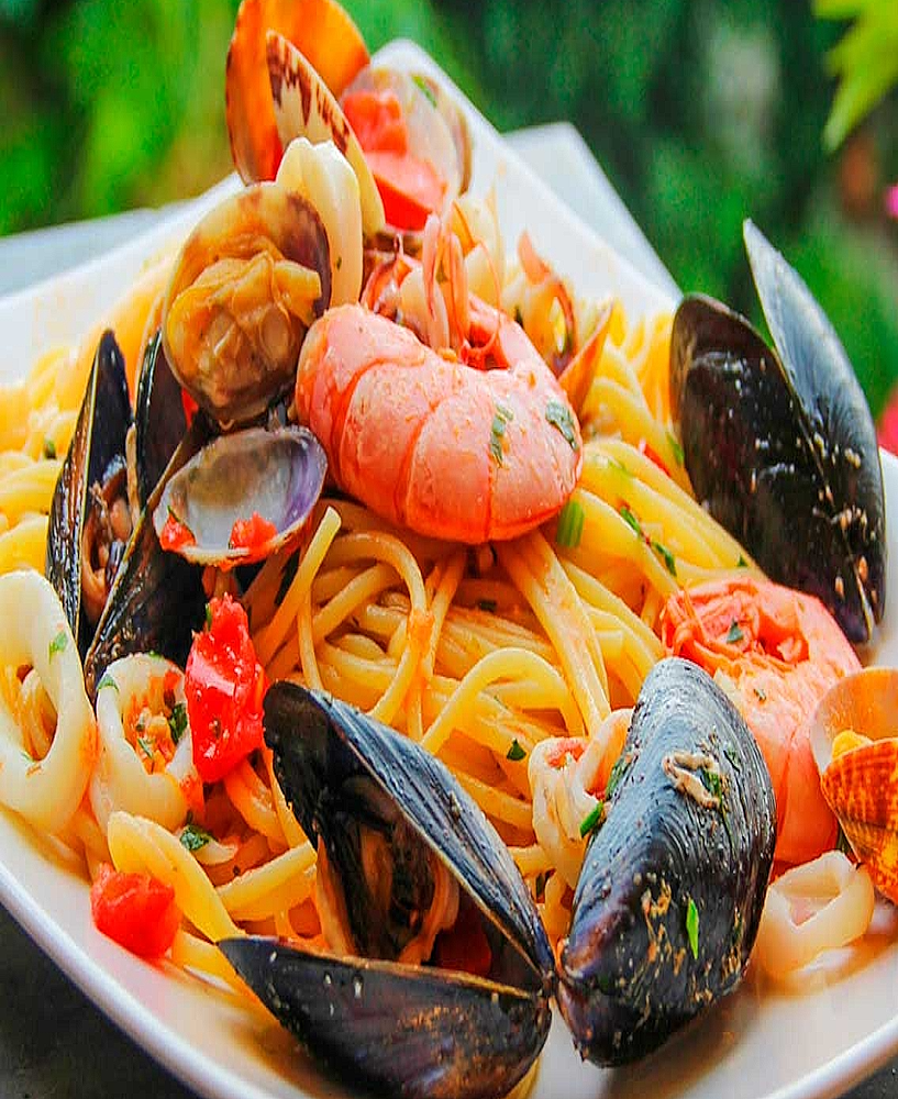Spaghetti ai Frutti di Mare Fruits de mer, vin blanc et huile d'olive — fête en assiette