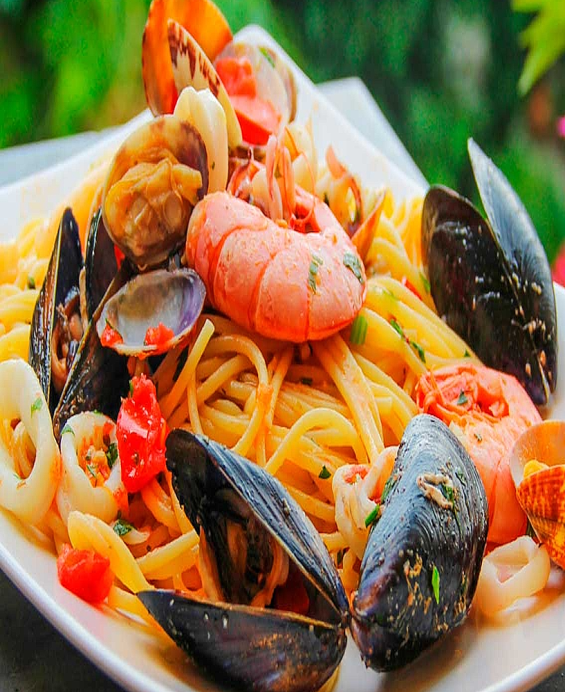 Spaghetti ai Frutti di Mare Fruits de mer, vin blanc et huile d'olive — fête en assiette
