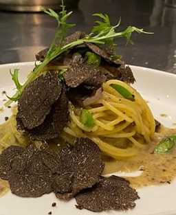 Spaghetti al Tartufo Nero Truffe noire de Norcia, beurre et Parmesan — royauté souterraine