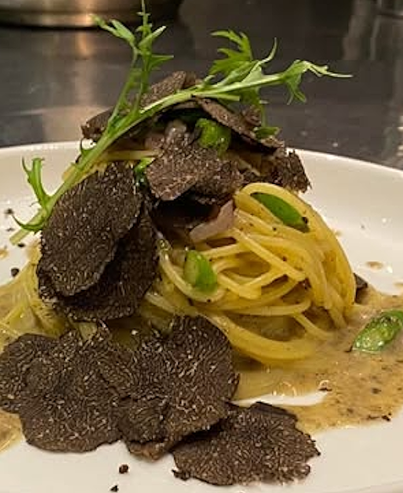 Spaghetti al Tartufo Nero Truffe noire de Norcia, beurre et Parmesan — royauté souterraine