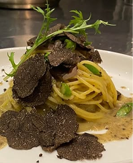 Spaghetti al Tartufo Nero Truffe noire de Norcia, beurre et Parmesan — royauté souterraine