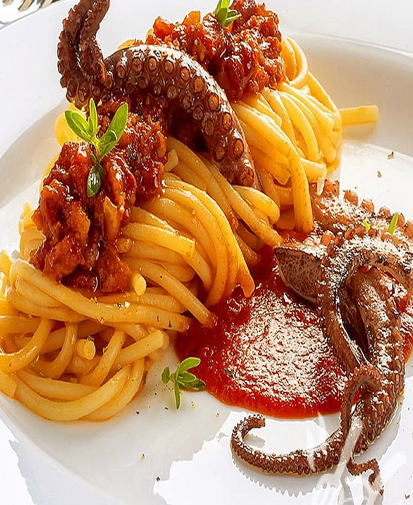 Spaghetti al Polpo Poulpe mijoté dans sa sauce tomate — tendreté méditerranéenne